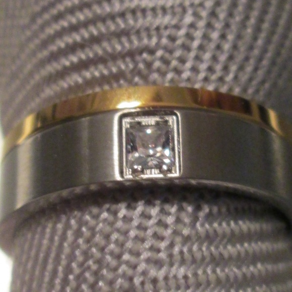 MEN’S BRUSHED SATIN SILVER/GOLD BAND –10 ¾-11 NWOT - Picture 3 of 5